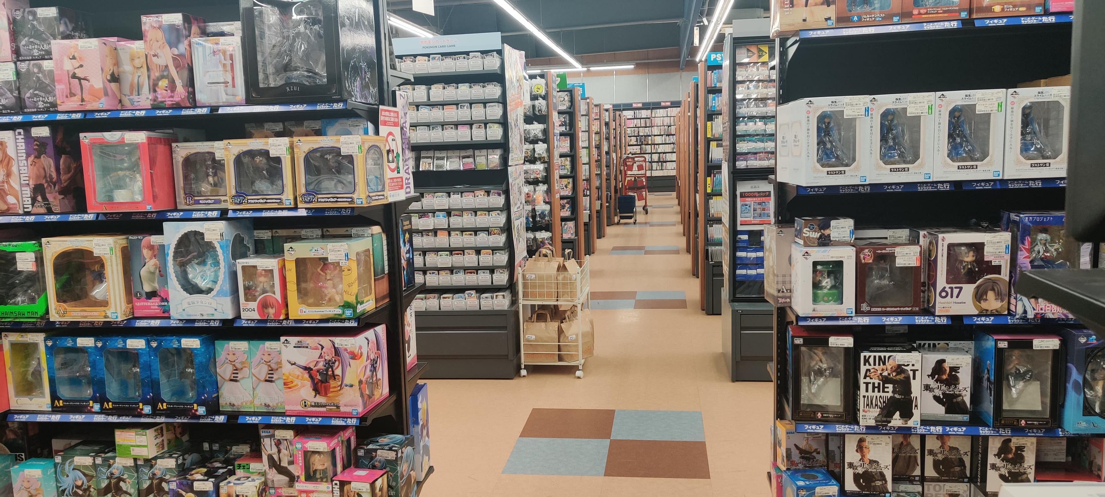 An aisle of One Figures in BOOKOFF